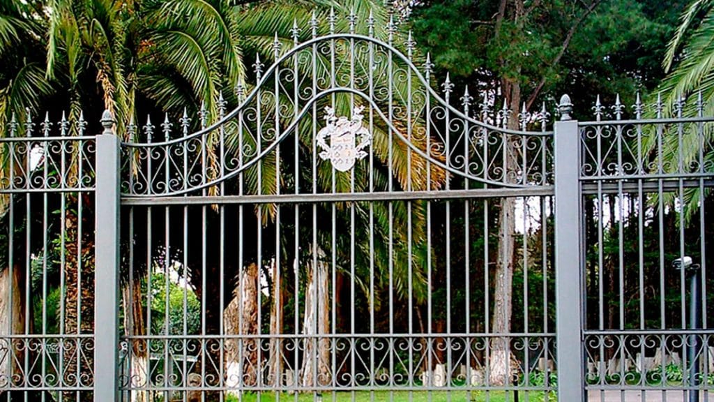Cause uma Primeira Impressão com Estilo e Segurança: O Portão Ideal