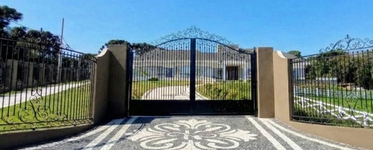 Veja como um portão em ferro pode transformar a fachada de uma residência premium, unindo segurança, presença e acabamento técnico de alto padrão.